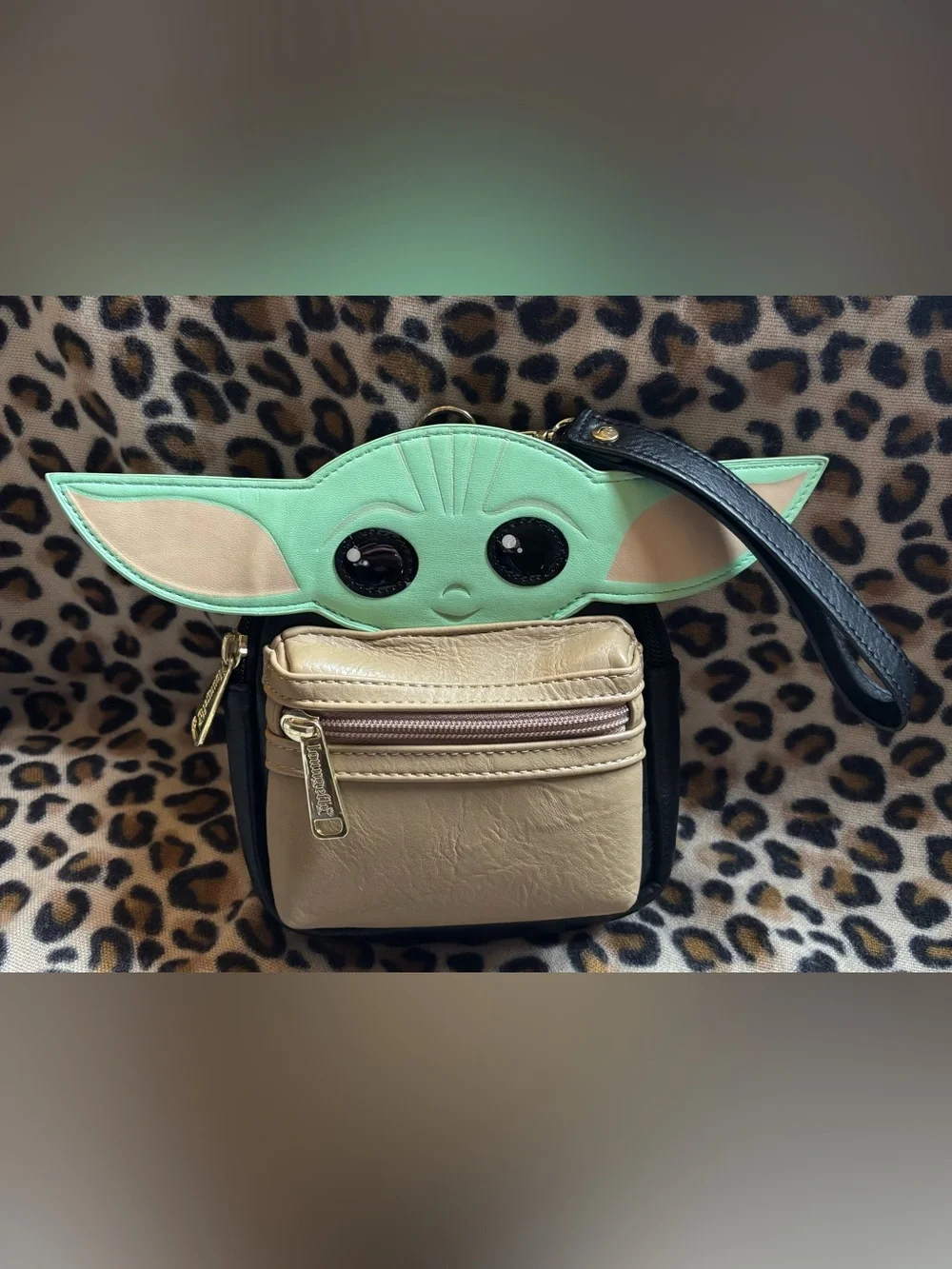 Disney Store Loungefly The Mandalorian Grogu Baby Yoda The Child Wristlet GUC💚 - Picture 2 of 12